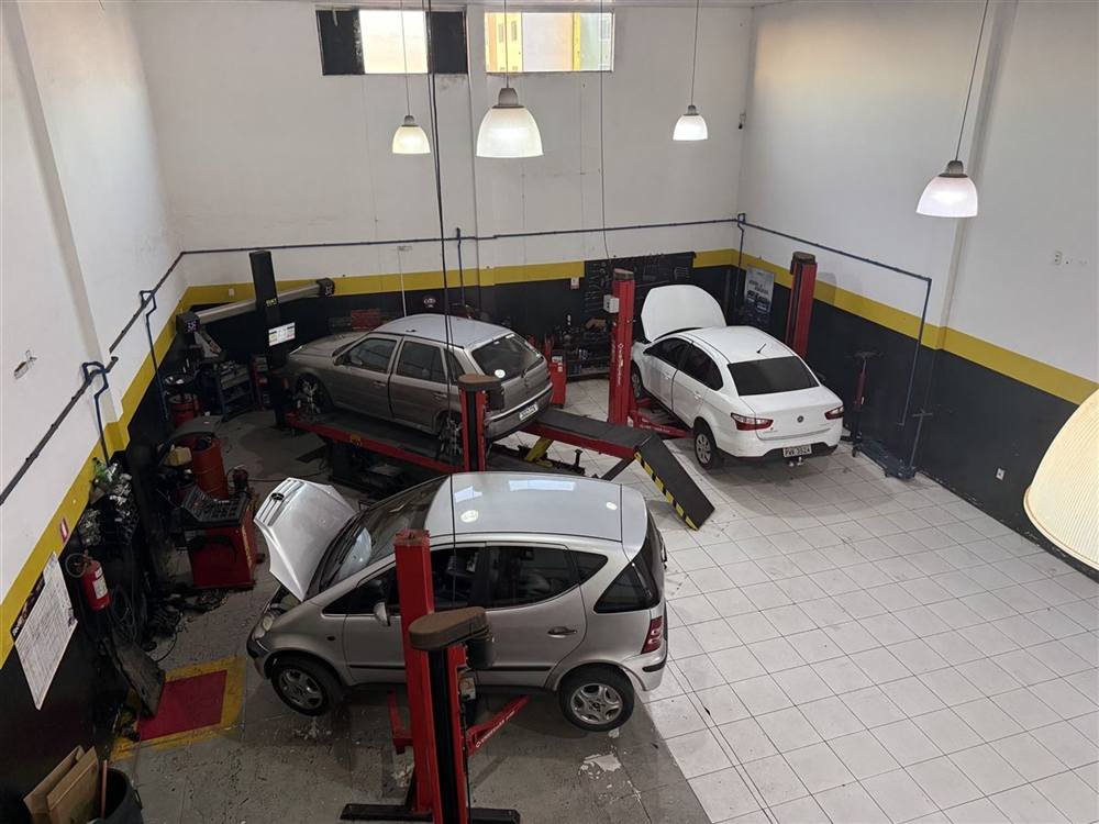 Vista de cima da oficina da Semap Car com três elevadores automotivos e carros em atendimento simultâneo